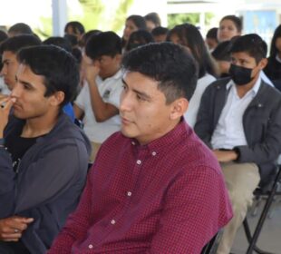 Jóvenes en un foro de lectura