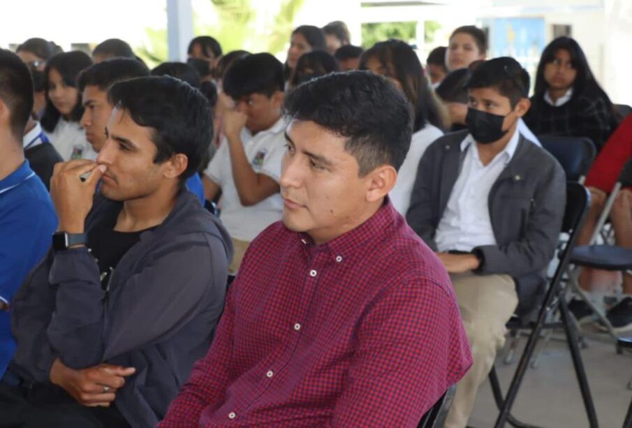 Jóvenes en un foro de lectura