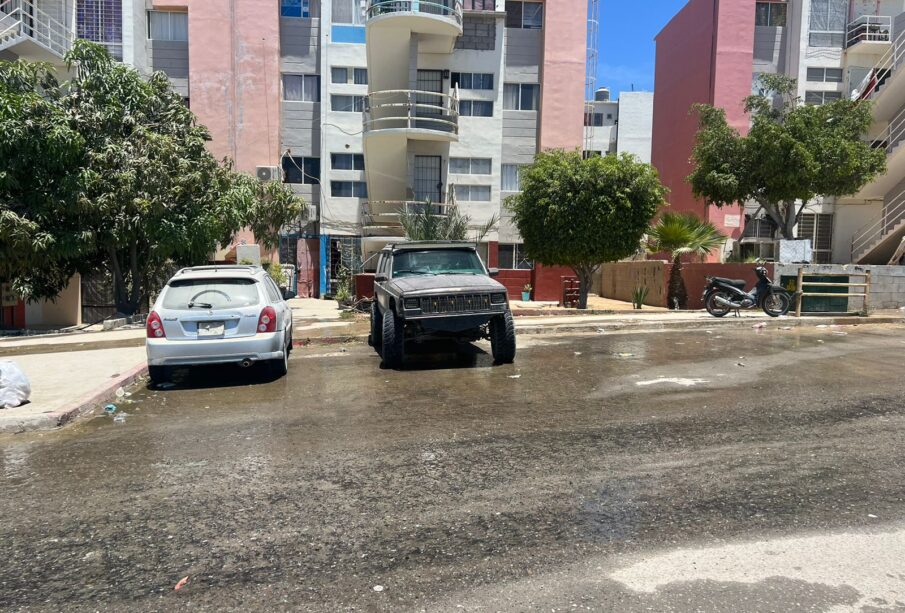 Fuga de agua en el fraccionamiento Chulavista en Cabo San Lucas.