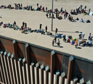 Gente acampando en frontera