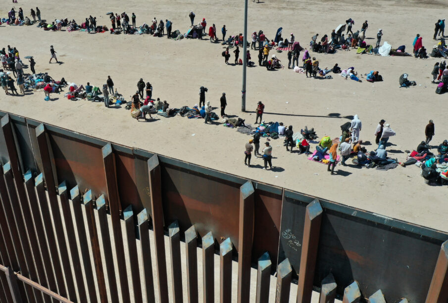 Gente acampando en frontera