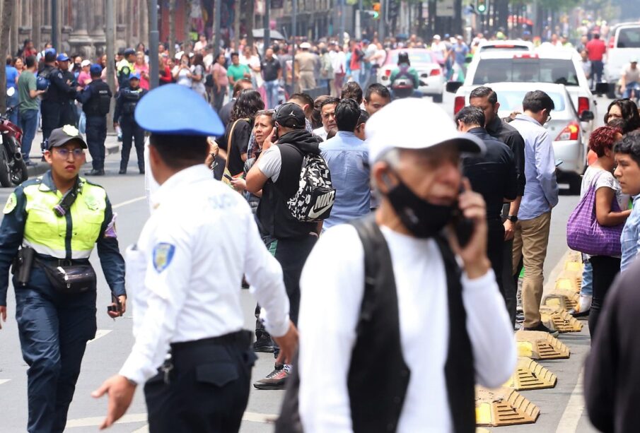 Gente en las calles por alerta sísmica