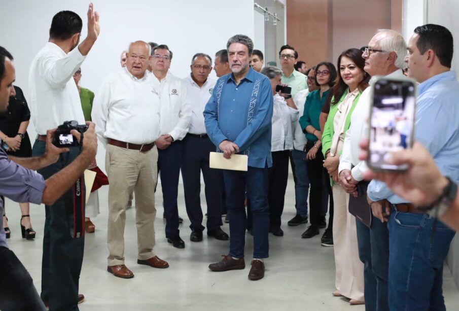 Gobernador Víctor Castro Cosío entregando nuevo edificio a la UABCS.