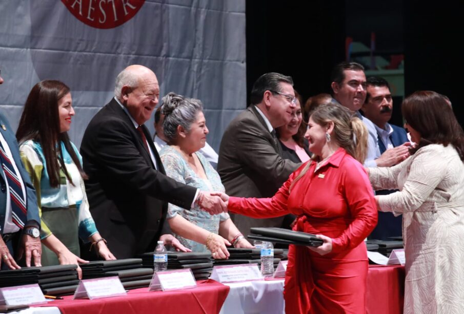 Gobierno de BCS celebrando el Día del Maestro.