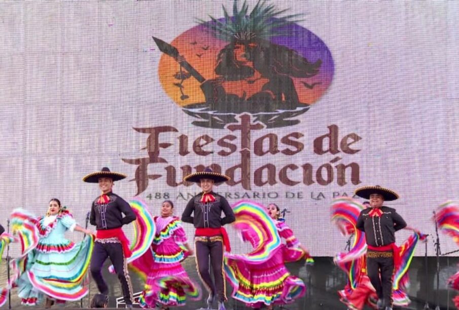 Grupos de danza en las Fiestas de Fundación de La Paz.