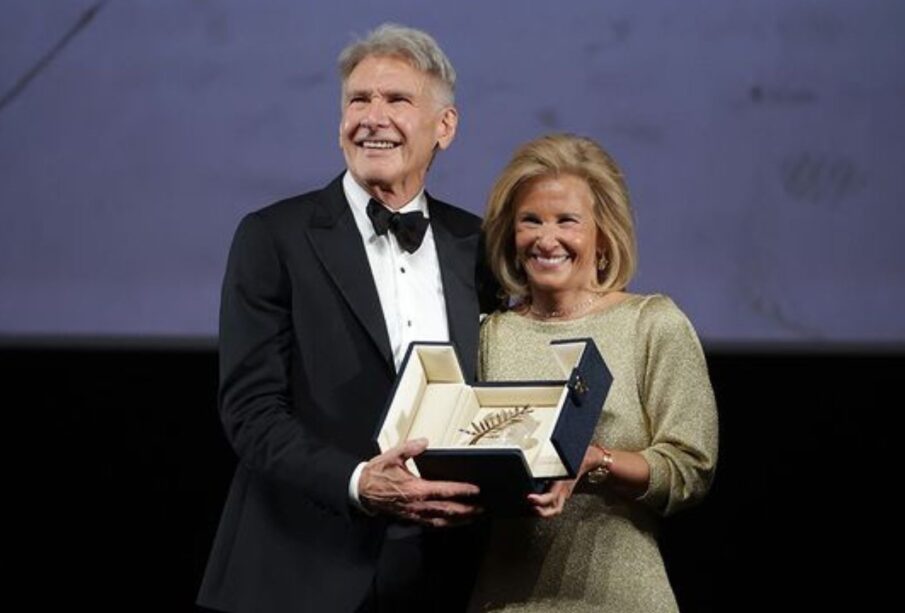 Harrison Ford recibiendo la Palma de Oro en el Festival de Cannes junto a la primera presidenta mujer del festival, Iris Knobloc.