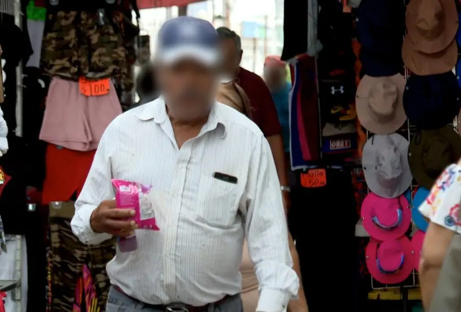 Hombre sosteniendo frituras mientras camina por la calle