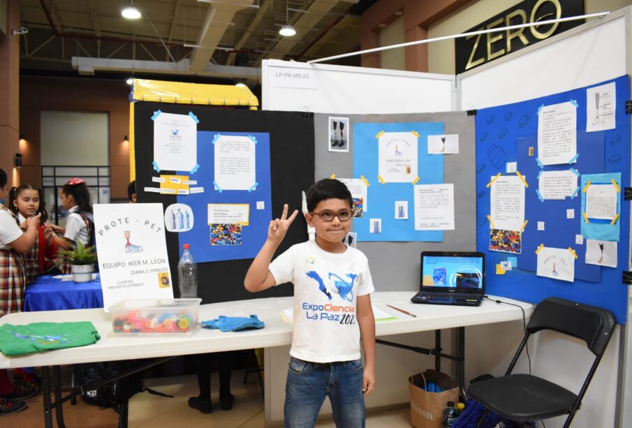 Iker en la Expo Ciencias 2023.