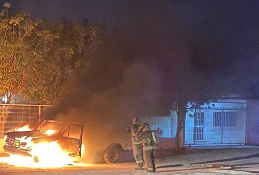 Incendio calcina vehículo en colonia Tabachines