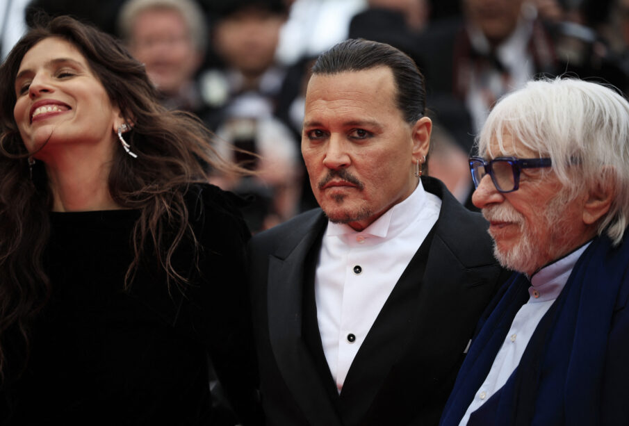 La directora de la actriz francesa Maiwenn, el actor estadounidense Johnny Depp y el actor francés Pierre Richard llegan para la ceremonia de apertura y la proyección de la película "Jeanne du Barry" durante la 76ª edición del Festival de Cine de Cannes en Cannes, sur de Francia, el 16 de mayo de 2023.