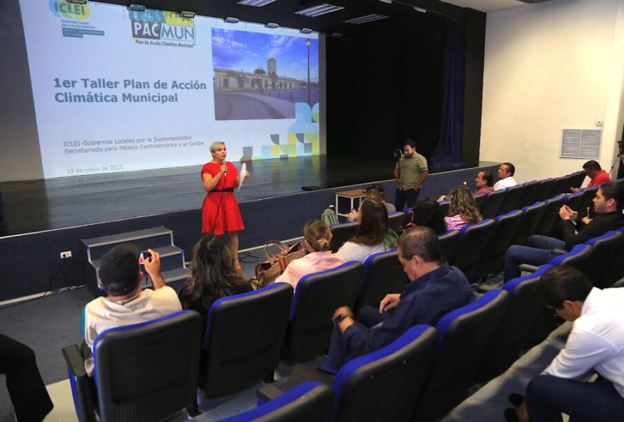 La regidora Irene Galindo Román, encabezando el primer taller del Plan de Acción Climática Municipal.