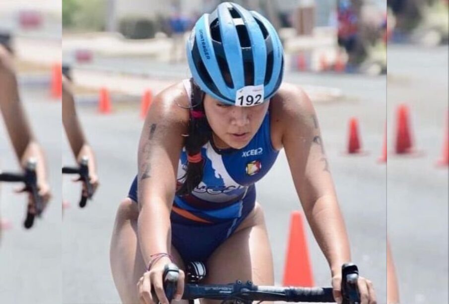 Triatleta Leah Amezcua en bicicleta