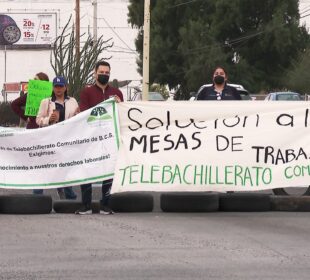 Maestros del Telebachillerato Comunitario en manifestación