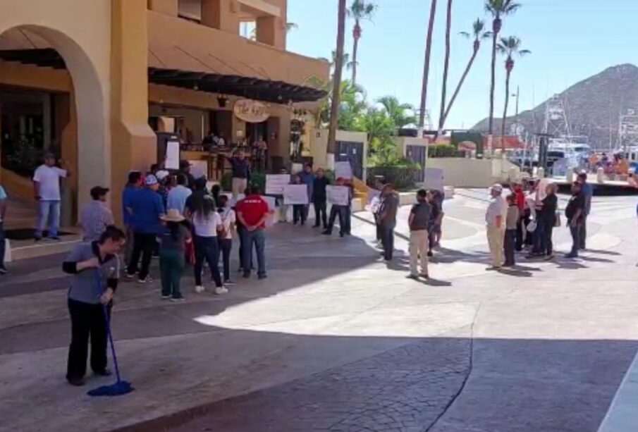 Manifestación a las afueras de hotel