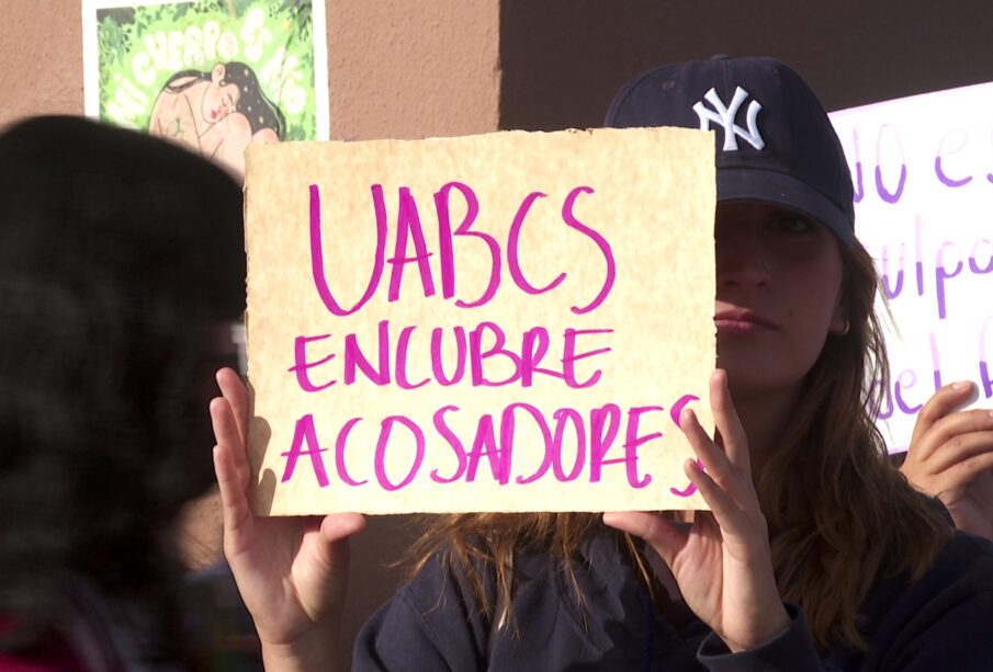 Manifestaciones afuera de la UABCS por revictimización de alumna.