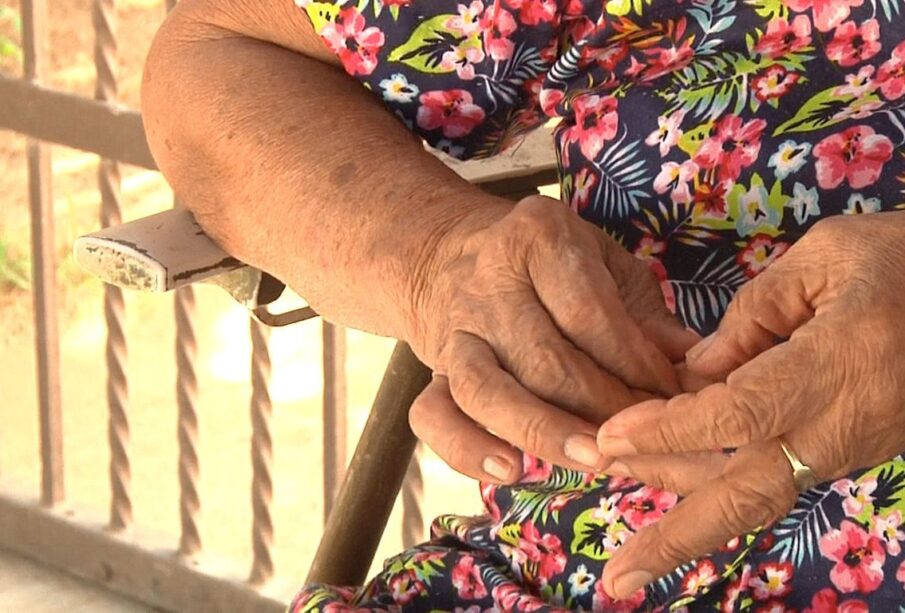 Manos de mujer de la tercera edad.