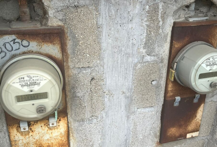 Medidores de luz de una casa en Los Cabos.