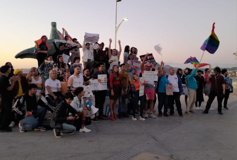 Miembros de la comunidad LGBTQ+ manifestándose en el malecón de La Paz.