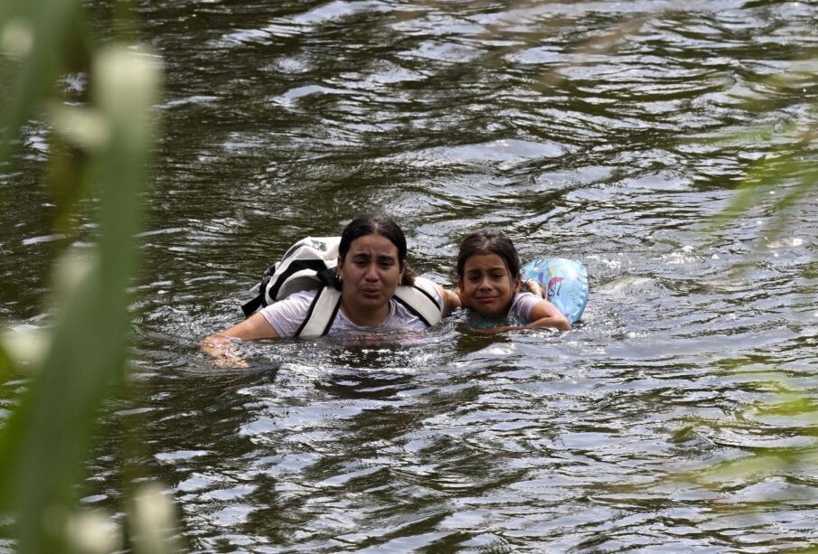 Migrantes cruzan el Río Bravo