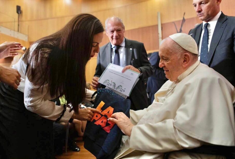 Milena Quiroga en frente al papa Francisco en el Vaticano.