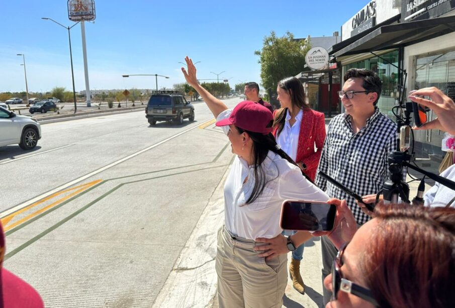 Alcaldesa de La Paz saludando