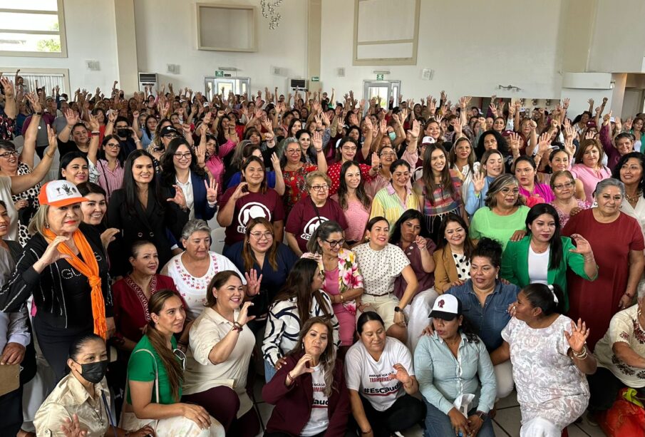 Milena Quiroga reuniéndose con mujeres de su partido.