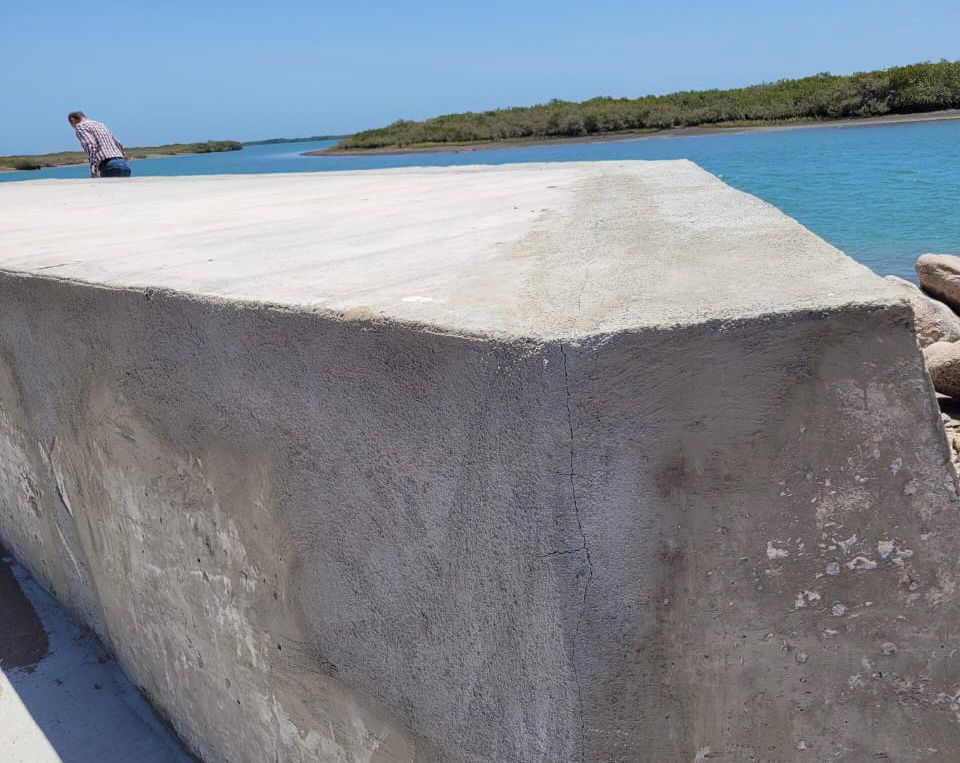 Muelle de concreto realizado en Puerto Chale.