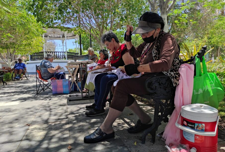 Mujeres de la tercera edad conocidas como las bordadoras en el Jardín Velasco.