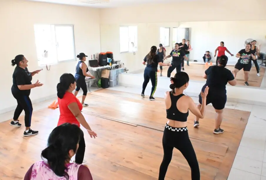 Mujeres tomando clases de zumba impartida por el INDEM.