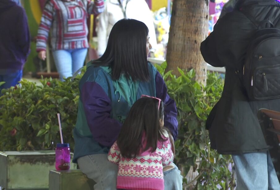 Niña recarcada en señora sentada