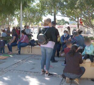 Niños y docente del CENDI número 2 María del Carmen Ortega Meza, afuera del plantel por fuga de gas.