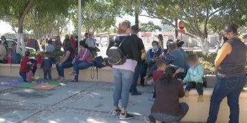 Niños y docente del CENDI número 2 María del Carmen Ortega Meza, afuera del plantel por fuga de gas.