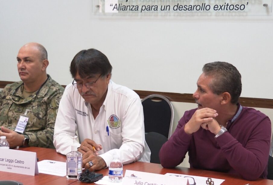 Oscar Leggs en mesa de seguridad con Julio Castillo