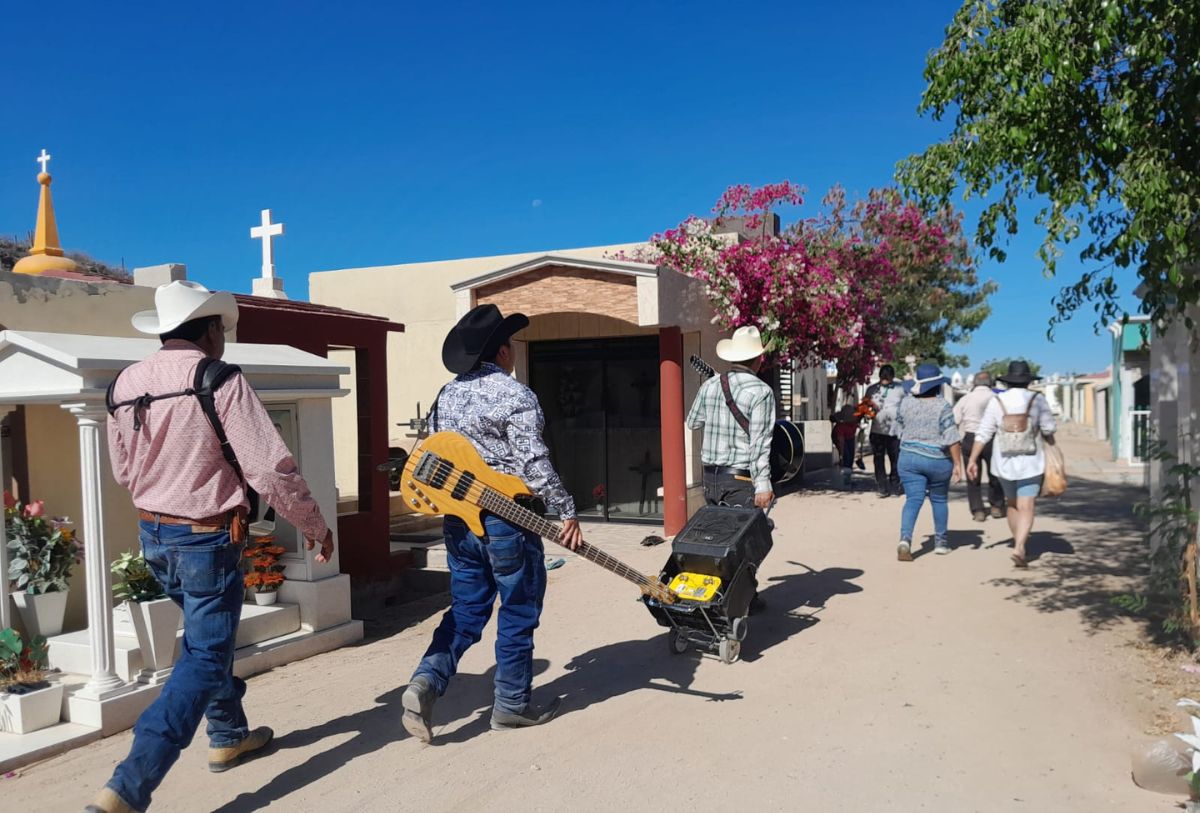 Músicos en el panteón por el día de las madres