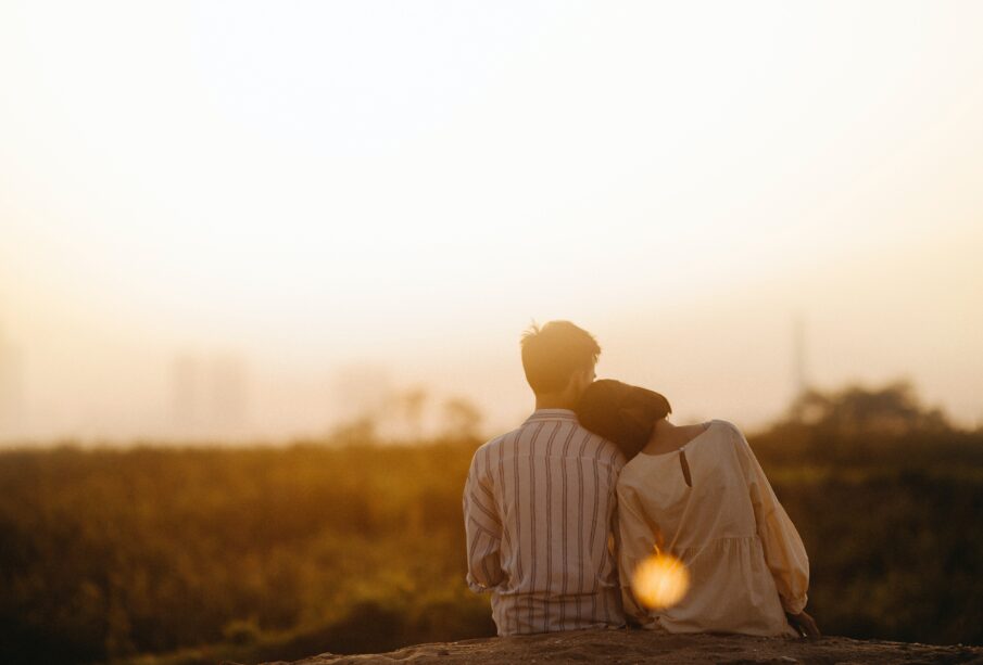 Pareja de viajeros viendo el amanecer.