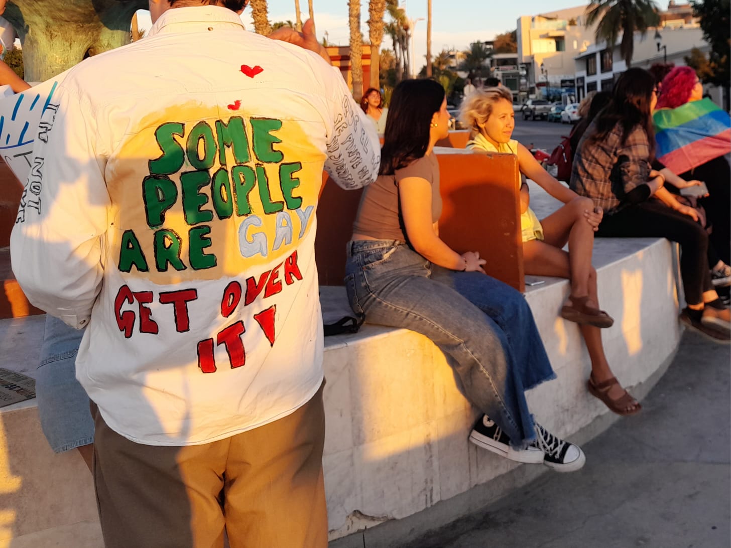 Persona LGBTQ+ portando una playera con un mensaje de manifestación.