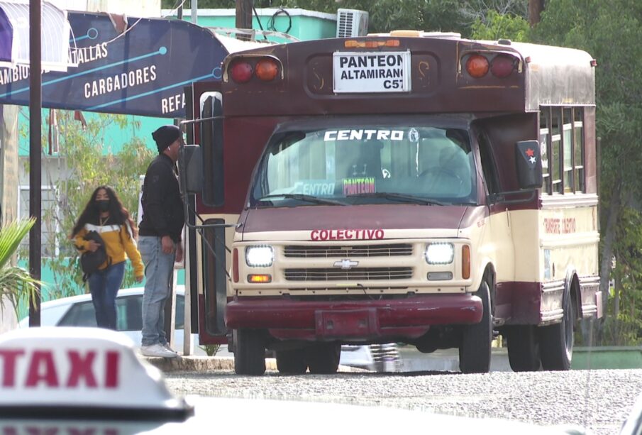 Persona abordando unidad de transporte colectivo con dirección al Centro y Pantón Altamirano.