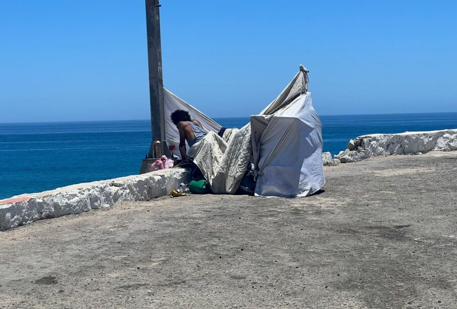 Persona sin hogar viviendo en el Mirador de Costa Azul.