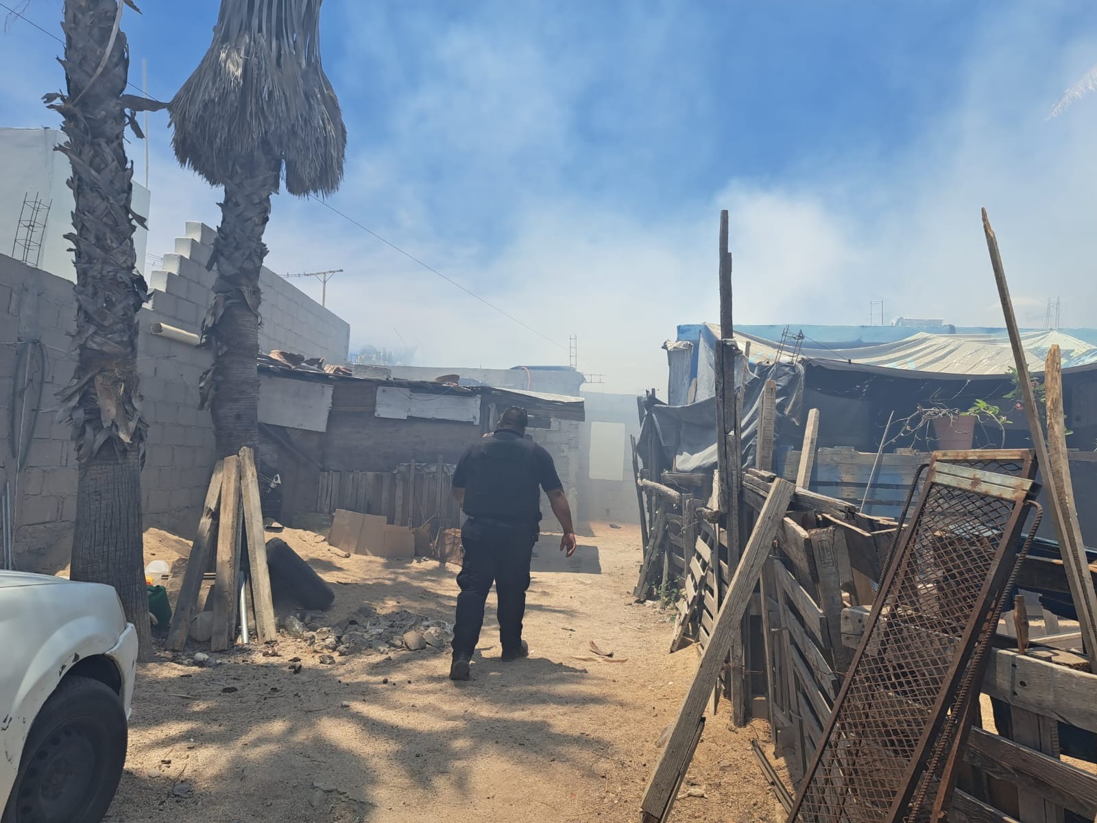 Personal de la Policía Municipal atendiendo incendio en la colonia Loma Linda.