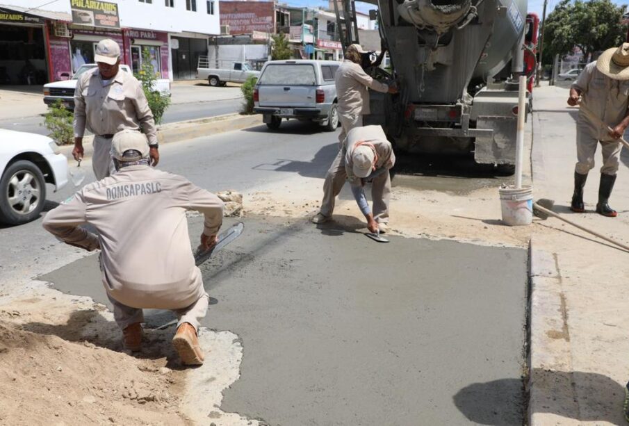 Personal del OOMSAPAS Los Cabos reparando baches.