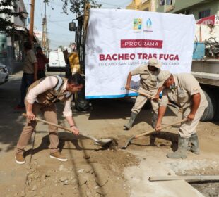 Personal del OOMSAPAS reparando baches en las calles de Los Cabos por el programa de bacheo.