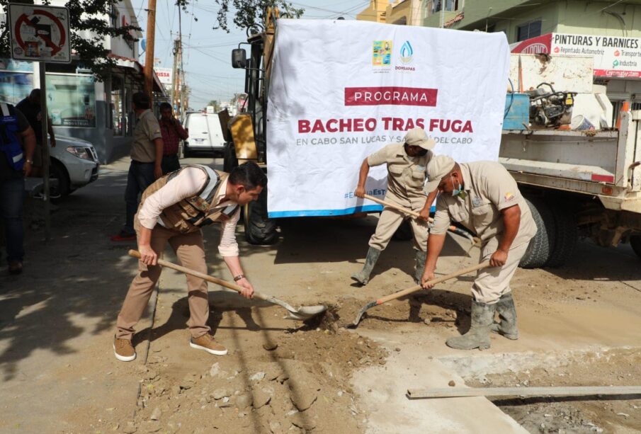 Personal del OOMSAPAS reparando baches en las calles de Los Cabos por el programa de bacheo.