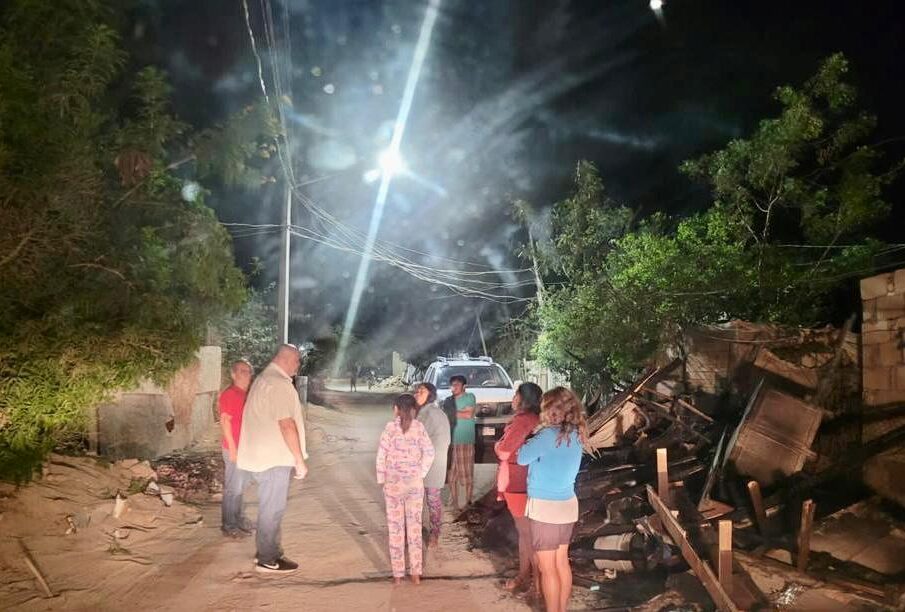 Personas afectadas por el incendio en la colonia El Caribe Bajo.