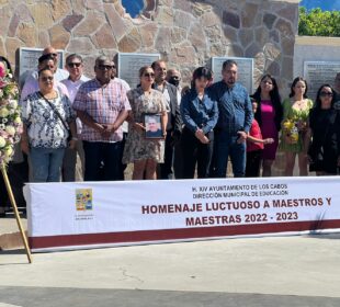 Personas en homenaje luctuoso a docentes