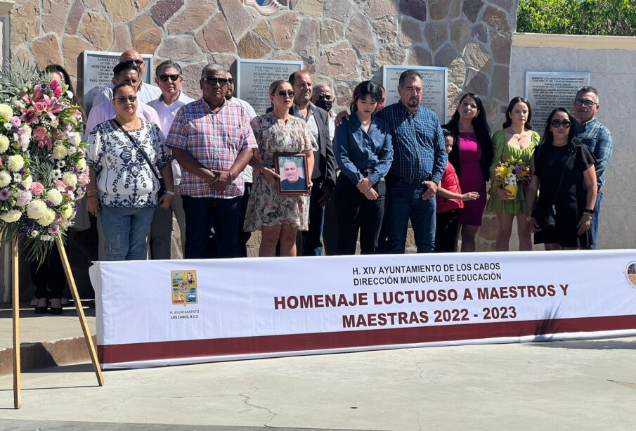 Personas en homenaje luctuoso a docentes