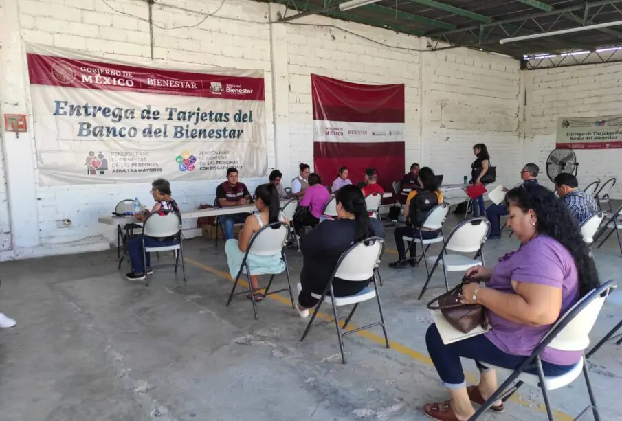 Personas en la entrega de Tarjetas del Banco del Bienestar.