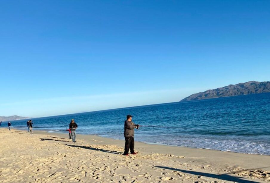 Personas pescando en la playa Punta Arena.