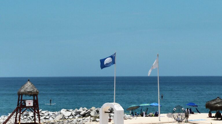 Playa con bandera Blue Flag