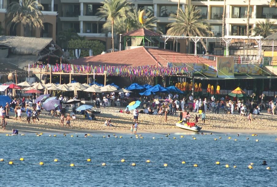 Playa llena de genta