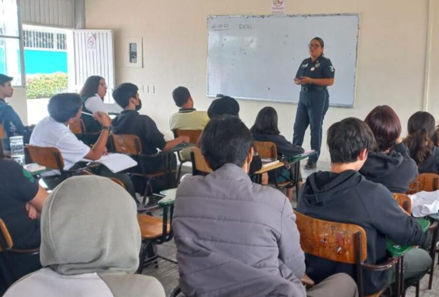 Policía Estatal Cibernética dando plática en escuela secundaria.